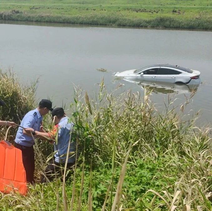中午12点事发滨州!一轿车失控冲入河中