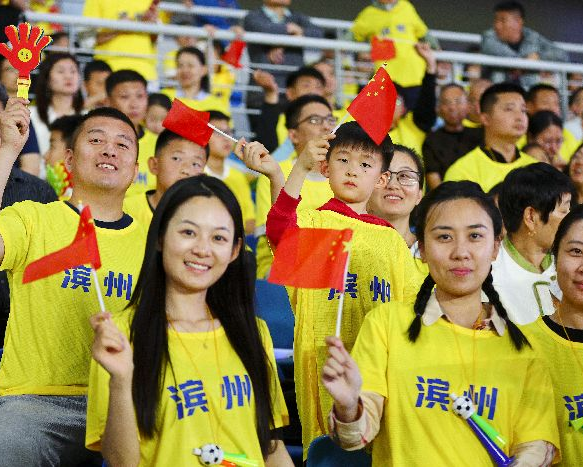 “只要鼓声响起,就能听见专属滨州的声浪”——探访齐鲁超赛看台上的滨州球迷助威方阵