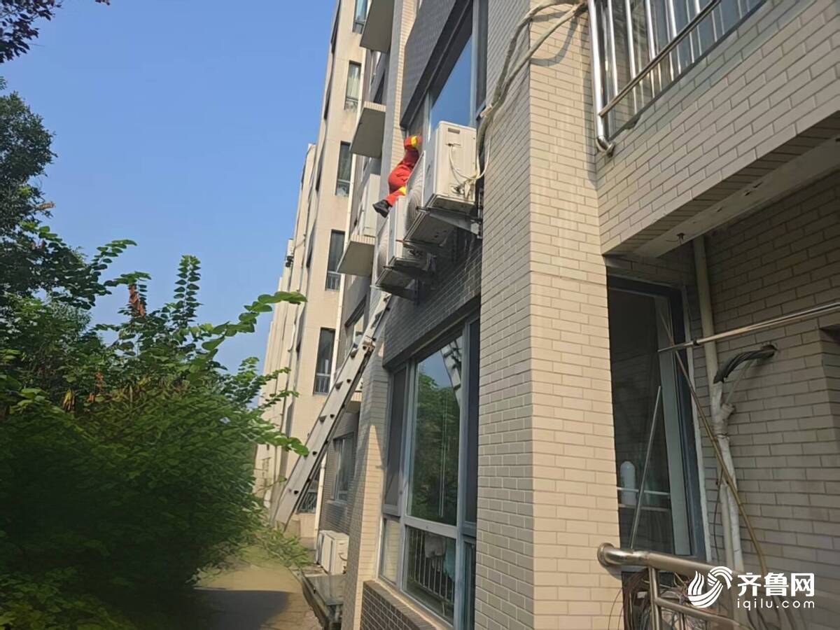 2岁幼童反锁家中急哭 邹平消防“飞梯”破窗极速救援